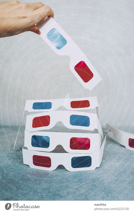 Einweg-3D-Vintage-Brille retro Kino Filmmaterial 3d Einwegartikel rot blau viele Menschengruppe Objekte Nostalgie vergangen altehrwürdig Stillleben Papier Pappe