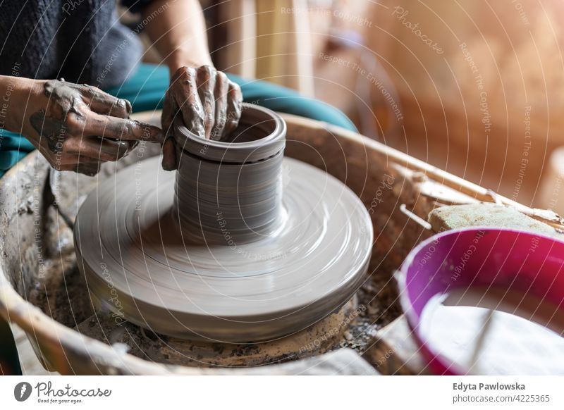 Frau macht Keramikarbeit mit Töpferscheibe Töpferwaren Künstler Kunst Arbeit arbeiten Menschen jung Erwachsener lässig attraktiv Glück Kaukasier genießend
