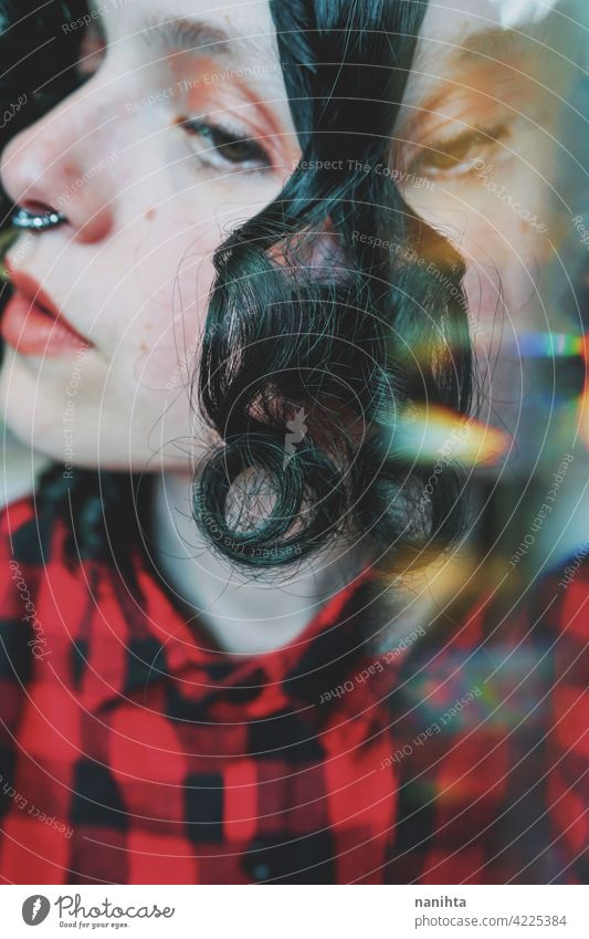 Surreales Bild einer jungen Frau durch ein Prisma surreal Porträt Kunst Reflexion & Spiegelung Emotion Stimmung Kreativität Vorstellungskraft künstlerisch