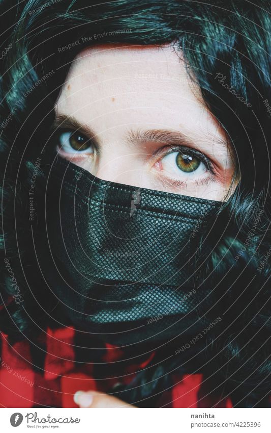 Junge Frau trägt eine schwarze Gesichtsmaske Mundschutz COVID Coronavirus Grippe Plaid hirt abschließen Aussehen grüne Augen weiß Kaukasier Gesundheit