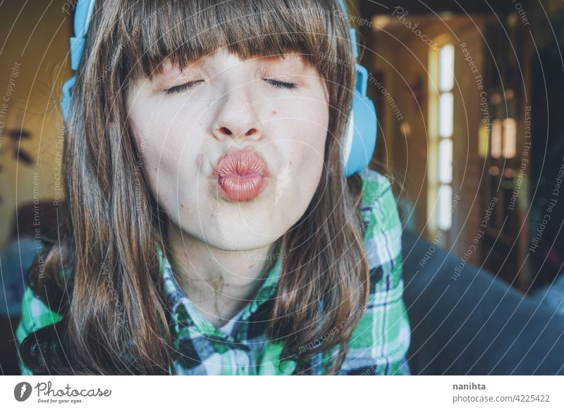 Junge Frau zu Hause, die Musik genießt heimwärts im Innenbereich Freizeit Technik & Technologie Telefon Smartphone Gerät Kopfhörer jung Jugend Teenager Freude