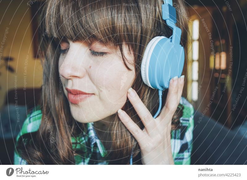 Junge Frau zu Hause, die Musik genießt heimwärts im Innenbereich Freizeit Technik & Technologie Telefon Smartphone Gerät Kopfhörer jung Jugend Teenager Freude