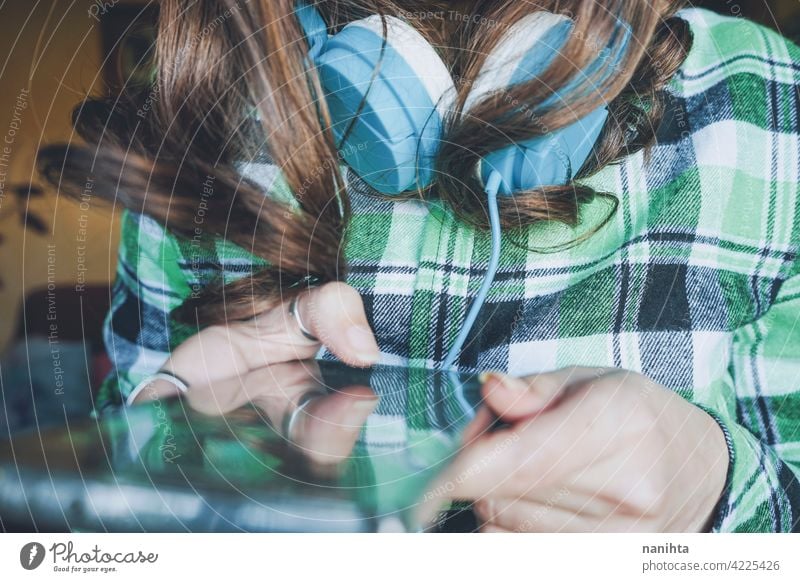 Teenager-Mädchen benutzt ihr Smartphone Telefon Bildschirm Technik & Technologie klug schließen Hände verwenden benutzend berühren berührend Plaid Ringe Frau