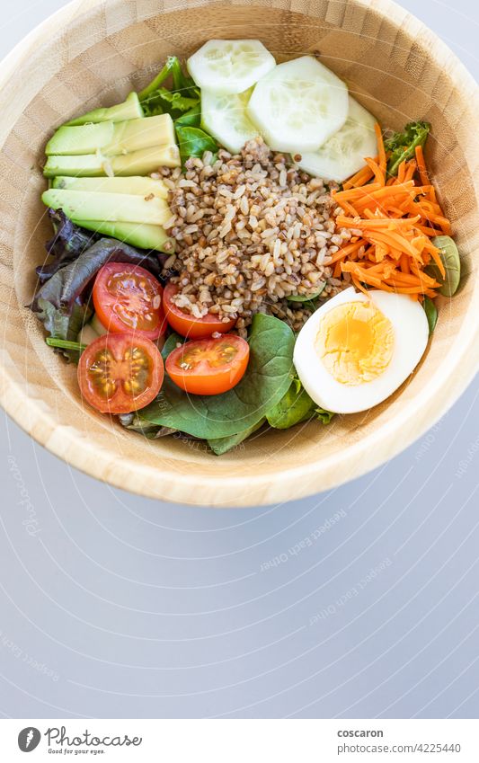 Brauner Reissalat mit Karotte, Ei, Gurke, Avocado, Tomate und Feldsalat oben Antioxidans asiatisch Hintergrund Schalen & Schüsseln braun Buddha-Schale Möhre