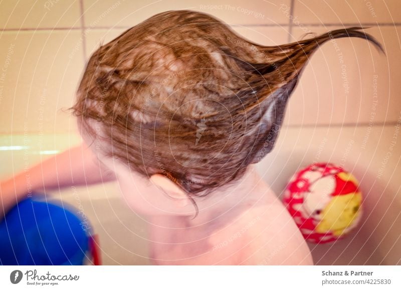 Haarewaschen in der Badewanne Kind baden Haare waschen Familie Familienleben Waschen Körperpflege Eltern Elternzeit Ball Schaum Wasser Sauberkeit