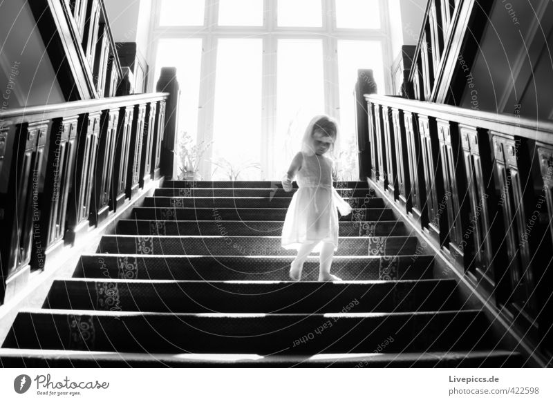 im Schloss Mensch feminin Kind Kleinkind Körper 1 1-3 Jahre Treppe Fenster Bekleidung Kleid Holz gehen ästhetisch elegant hell Wärme weich schwarz weiß Romantik