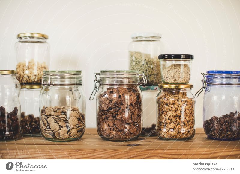 Cerealien und Müsli im Glas ohne Verpackung - Zero Waste Lifestyle Beeren Schalen & Schüsseln Frühstück Cashewnuss Zerealien schoko Schokolade Kolben Mais Diät
