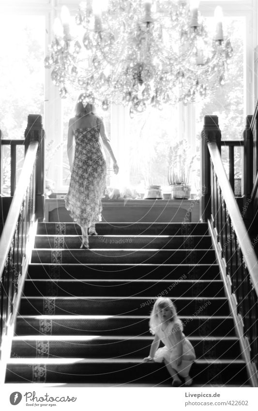 ...auf der Treppe Mensch feminin Kind Kleinkind Frau Erwachsene Mutter Körper 2 1-3 Jahre 30-45 Jahre Fenster Bewegung gehen hocken leuchten sitzen warten