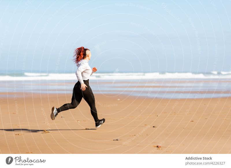 Schneller Läufer joggt am Sandstrand während des Trainings Jogger laufen Meeresufer Sport Herz Aktivität Frau Sportlerin Übung schnell Bewegung Ausdauer