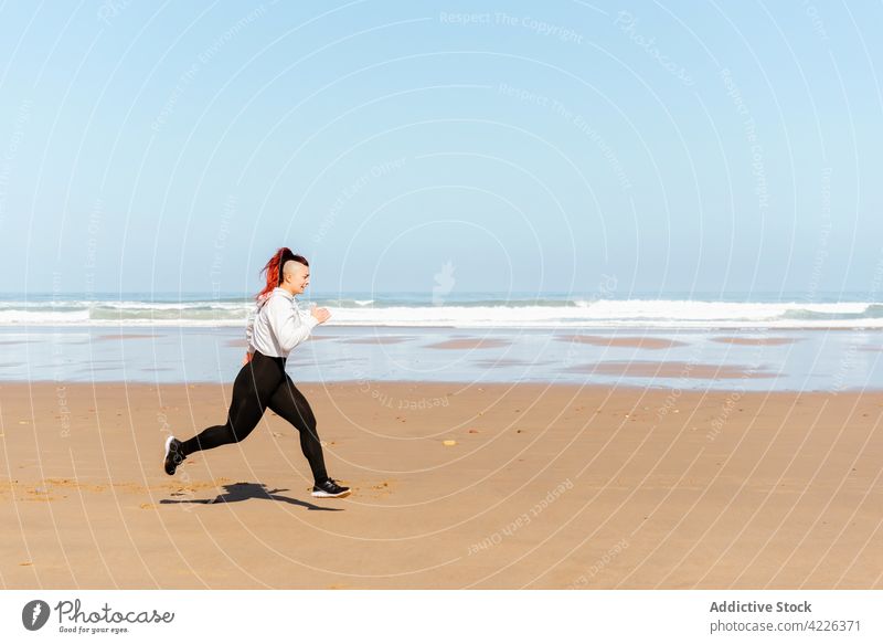 Schneller Läufer joggt am Sandstrand während des Trainings Jogger laufen Meeresufer Sport Herz Aktivität Frau Sportlerin Übung schnell Bewegung Ausdauer