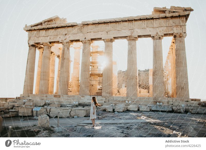 Unbekannter Reisender vor Parthenon mit Steinsäulengang in der Altstadt Tempel Architektur Kolonnade Klassik Antiquität vernichten Frau Sonnenschein Tourist
