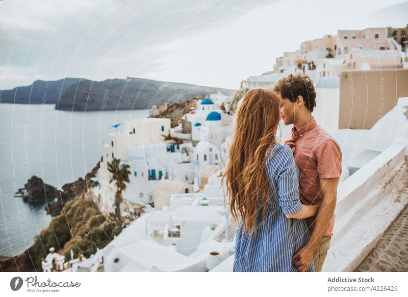 Junges Paar umarmt sich auf der Straße einer authentischen Küstenstadt Umarmen Küstenstreifen Stadt Reisender Liebe romantisch Partnerschaft Meeresufer Umarmung
