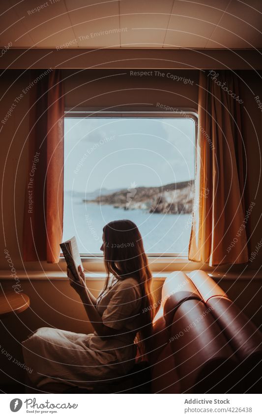 Gesichtslose Frau liest ein Buch auf einer Fähre lesen Kreuzfahrt genießen reisen Hobby Reise Schiff MEER Boot Griechenland ruhen Lifestyle Literatur jung