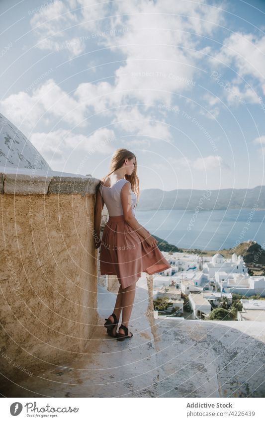 Gesichtslose Frau auf Steinstufen in einer alten Küstensiedlung Küstenstreifen Stadt Dorf bewundern Treppe erkunden Resort reisen wunderbar genießen MEER Sommer