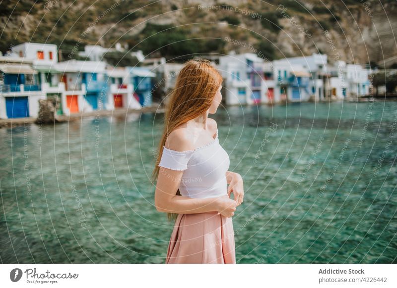 Junge gesichtslose Frau in einem kleinen Küstendorf MEER Dorf Küstenstreifen Klima bewundern sonnig Resort Meeresufer Haus friedlich Urlaub Feiertag Stil Milos