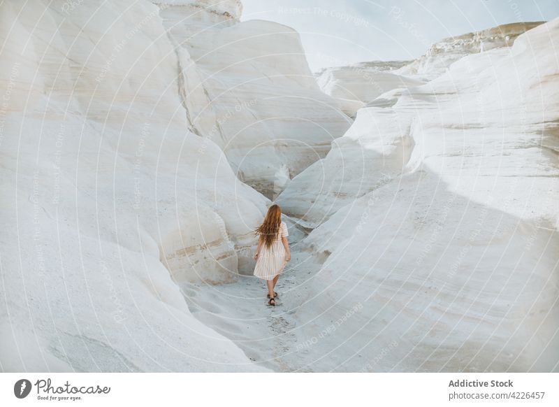 Unerkennbare Frau geht entlang felsiger, kurviger Formationen schlendern Geologie steinig Durchgang Natur Stein Weg Spaziergang sarakiniko Milos Griechenland