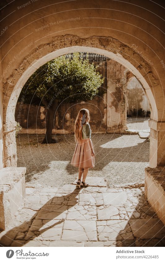 Anonyme Frau steht in der Nähe eines historischen Bogens Gebäude alt Architektur antik Straße mittelalterlich Sommer Heraklion Crete Griechenland reisen jung