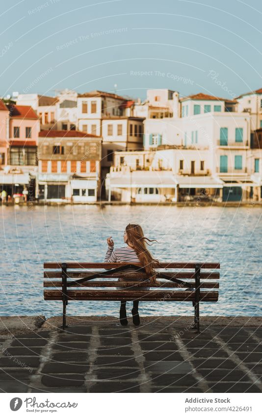 Anonyme Frau, die sich auf einer Bank am alten Stadtufer ausruht historisch Kanal Spazierweg Tourist Sightseeing ruhen Chania Crete Griechenland reisen