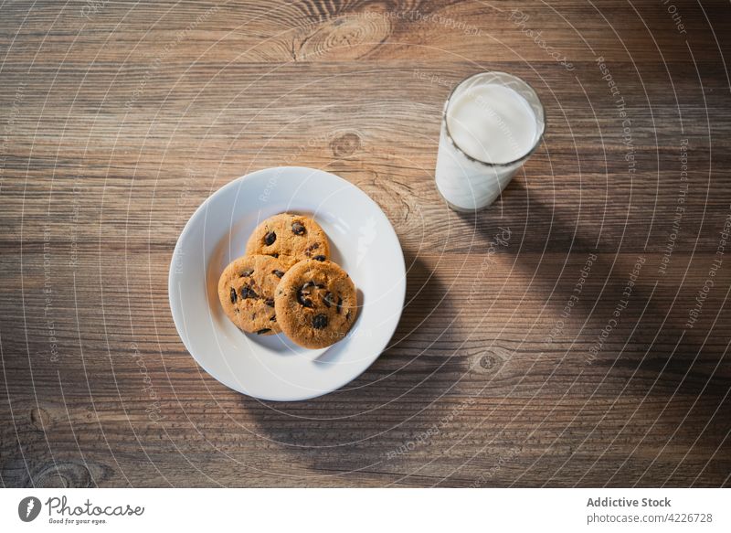 Milch und leckere Haferkekse zum Frühstück Keks melken süß Leckerbissen Molkerei Schokolade Chip Nährstoff Tisch Teller Haferflocken gebacken Biskuit