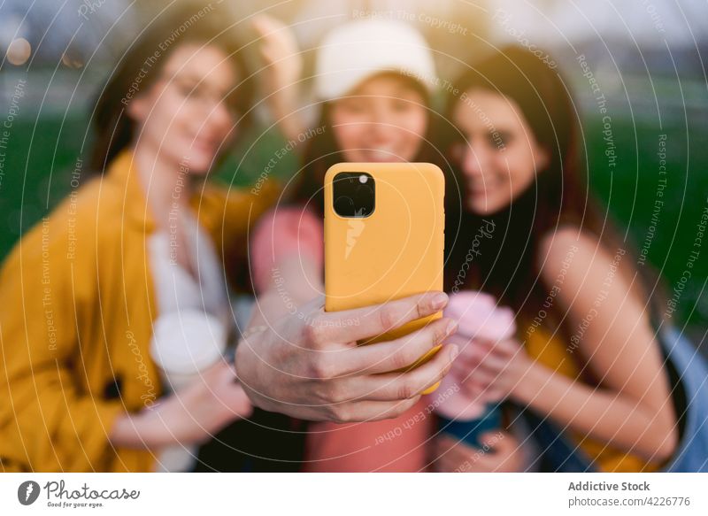 Zufriedene Freundinnen machen ein Selfie mit dem Smartphone in der Stadt Selbstportrait Gedächtnis Moment Lächeln Zeit verbringen Wochenende Großstadt benutzend
