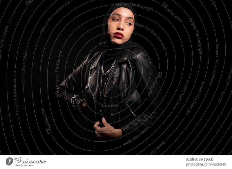 Wunderschöne Muslimin mit schwarzem Kopftuch und Lederjacke Frau muslimisch Outfit Hijab traumhaft Stil Körperhaltung Kultur Vorschein Tradition jung feminin