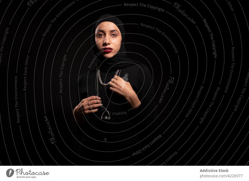 Wunderschöne Muslima mit schwarzem Kopftuch Frau muslimisch Outfit Hijab traumhaft Stil Körperhaltung Kultur Vorschein Tradition jung feminin islamisch