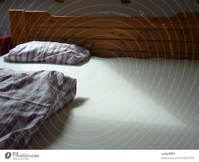 lonely... Häusliches Leben Wohnung Bett Bettwäsche Bettdecke Bettlaken Kopfkissen liegen schlafen ruhig Traurigkeit Enttäuschung Einsamkeit Angst Erholung