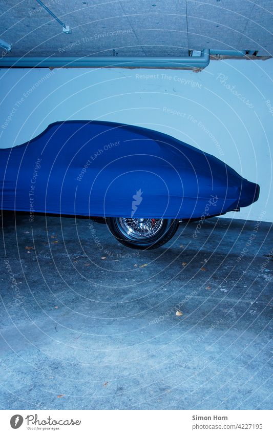 Oldtimer unter Plane in Tiefgarage Versteck Schatz Schutz konservieren blau Silhouette Auto Stillstand Unikat