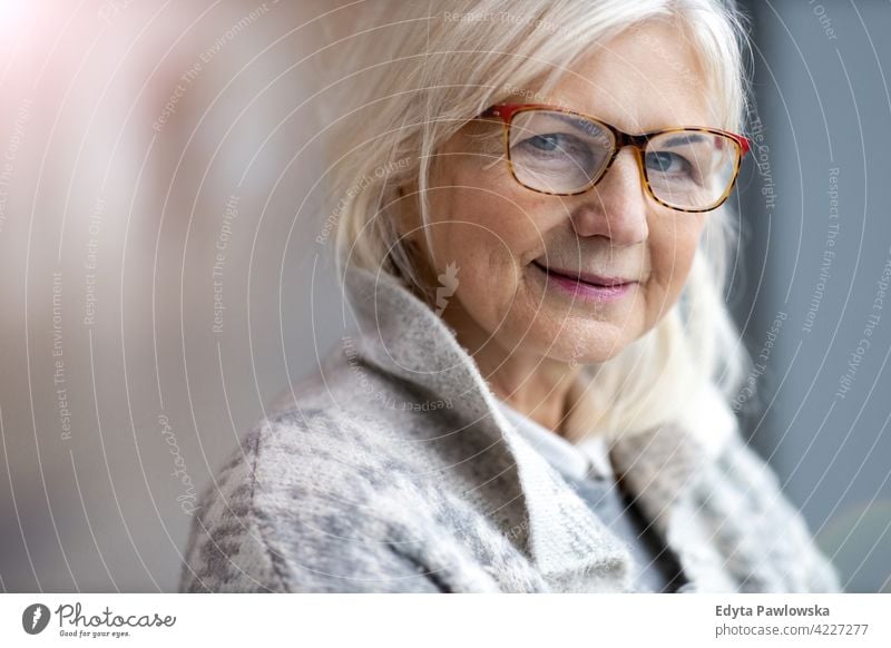 Porträt einer älteren Frau mit Brille Glück Lächeln genießend entspannt Positivität selbstbewusst natürlich Senior Senioren Rentnerin Rentnerinnen lässig