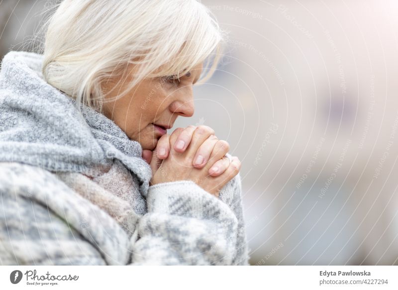 Porträt einer betenden älteren Frau Hände wünschend Religion Hoffnung beunruhigt Trauer trauern deprimiert Depression traurig Trauerarbeit Senior Senioren