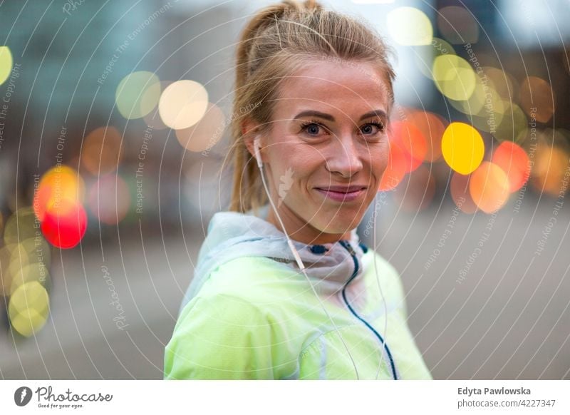 Weibliche Läuferin in der Stadt bei Nacht Jogger Joggen rennen Energie Übung Bekleidung trainiert. Fitness Erholung Sport Aktivität Vitalität Körper