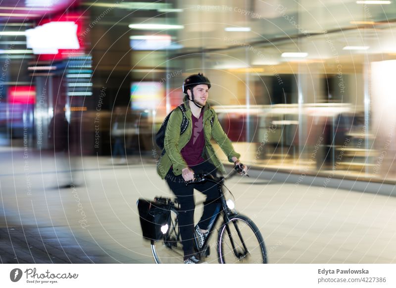 Junger Mann auf dem Fahrrad in der Stadt bei Nacht männlich Schüler Tourist urban Straße Großstadt Menschen junger Erwachsener lässig Kaukasier genießend