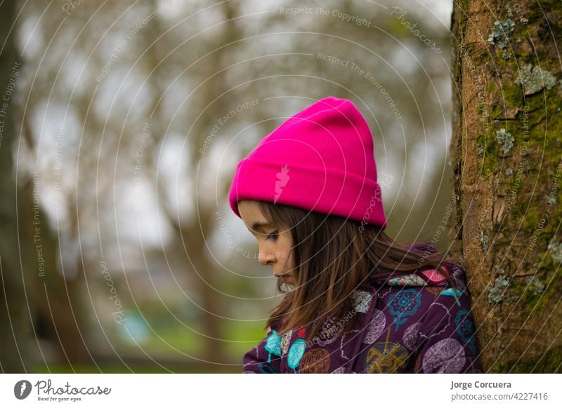 Nahaufnahme Kaukasisches Mädchen stehend mit Freizeitkleidung und einem rosa Hut. In einem Naturpark. schön Schönheit Kaukasier kaukasische Ethnizität Kind