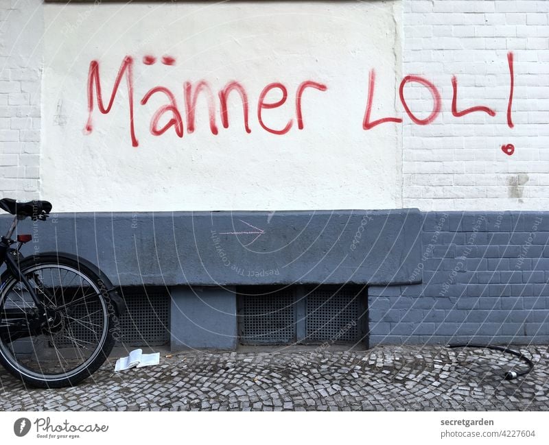 Weshalb sind Blondinenwitze immer so kurz? Graffiti wand Gebäude Fahrrad Kellerfenster Fassade Ausrufezeichen Männer Männerwitz lol Wand Außenaufnahme Mauer
