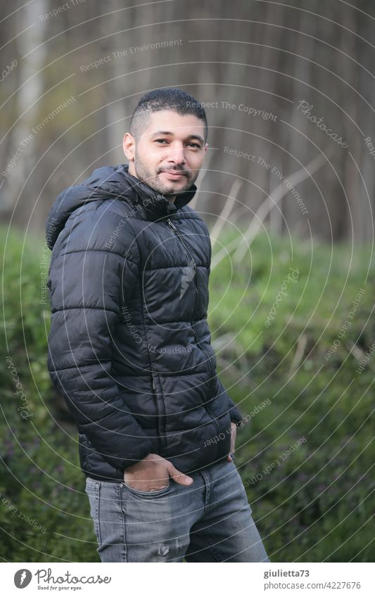 Junger Mann aus Palästina in Deutschland Porträt Mensch 20-30 Jahre alt 1 Mensch junger Erwachsener männlich Palaestinenser arabisch Dreitagebart Lifestyle