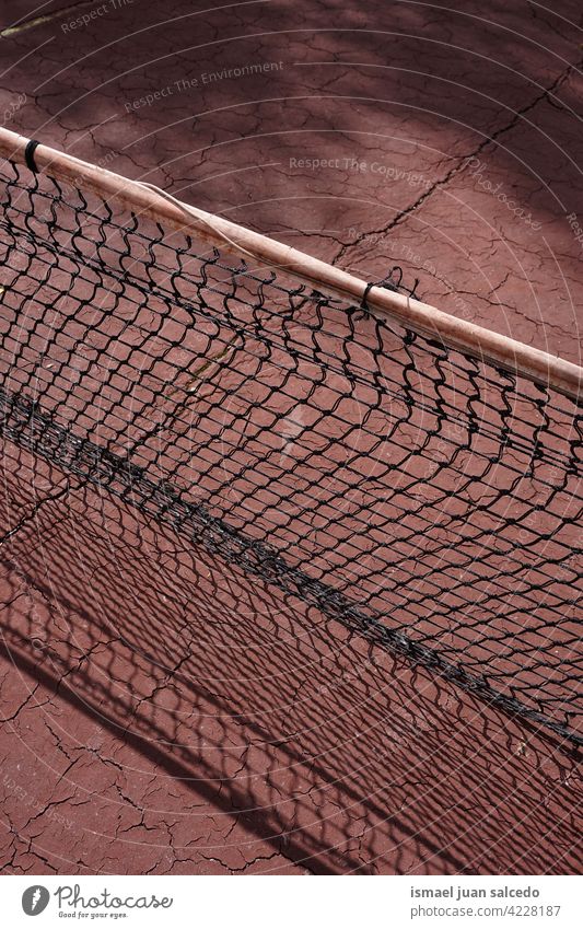 alter verlassener Tennisplatz Gericht Feld Sport Verlassen Netz Boden texturiert Muster Linien Straße im Freien Bilbao Spanien rot Spielplatz Spielen Sportgerät