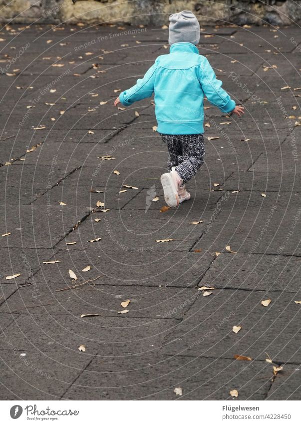 laufen Kind Kindererziehung Kindheit Mädchen Mädchenportrait Mädchengesicht Straße gehweg Frühling Spielen spielend
