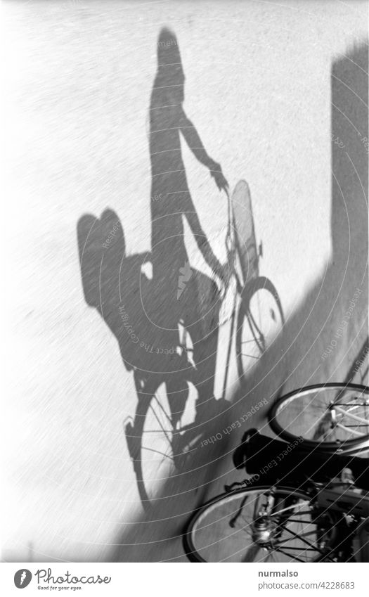 Im Schatten radeln. Fahrrad kind mutter schatten fahrradweg schnell ökoligisch co2 kindersitz einkaufen ausflug eltern familie