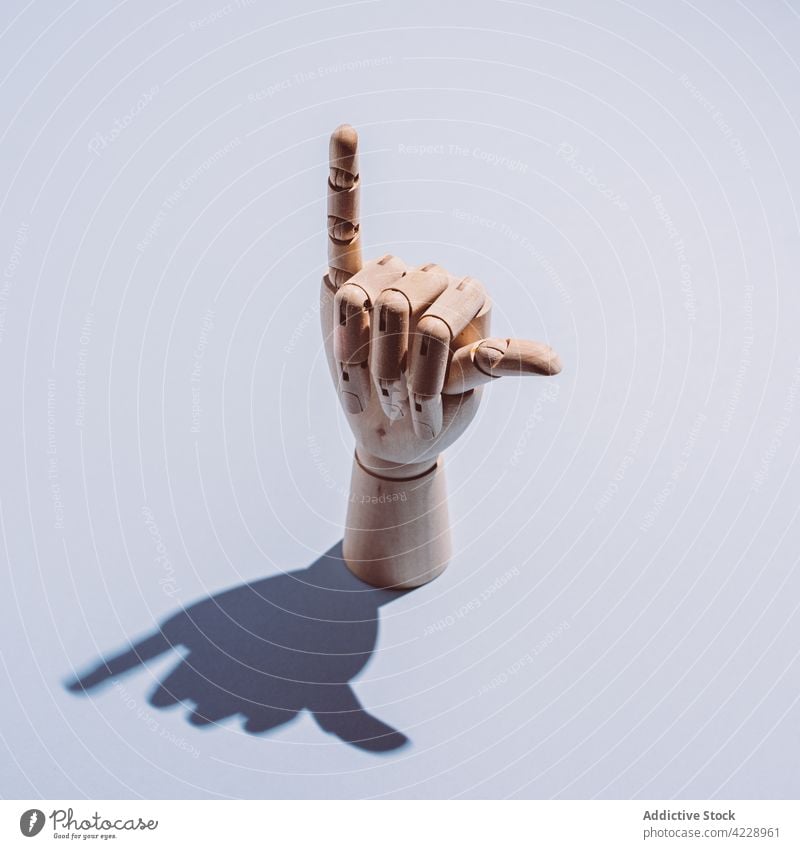 Hölzerne Hand zeigt hängen lose Geste auf weißer Oberfläche platziert Shaka lose hängen Zeichen Dekor Design Dekoration & Verzierung Schaufensterpuppe beweglich