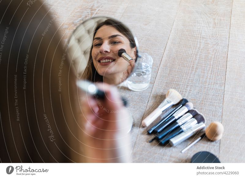 Glückliche Frau, die Puder aufträgt und ein Video mit der Kamera aufnimmt Pulver Make-up Aufzeichnen Blogger Bürste Zahnfarbenes Lächeln Gesicht heiter