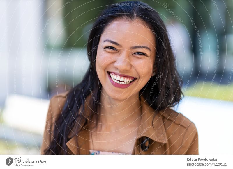 Porträt einer schönen jungen Frau im städtischen Bereich Filipinos urban Straße Großstadt aktiv Menschen junger Erwachsener lässig attraktiv Glück asiatisch