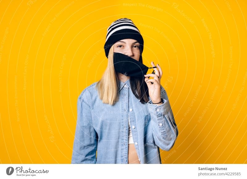 Mädchen trägt Gesichtsmaske Porträt abfliegend Coronavirus Schutz neue Normale neue Normalität Deckung deckend Mundschutz COVID19 Sicherheit Pandemie Atelier