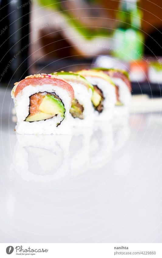 Köstliche Vielfalt an Sushi-Kalifornien-Rollen Lebensmittel asiatisch Feinschmecker Fusion Fusionsküche Japanisch Japanisches Essen Fisch roh Reis maki