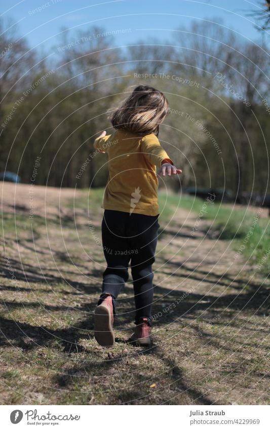 Mädchen rennt auf einem Feldweg rennen toben Spielen fliegen träumen Wiese feldweg Natur draußen sein Frühling Ackerland Waldrand selbstbewußt zufrieden
