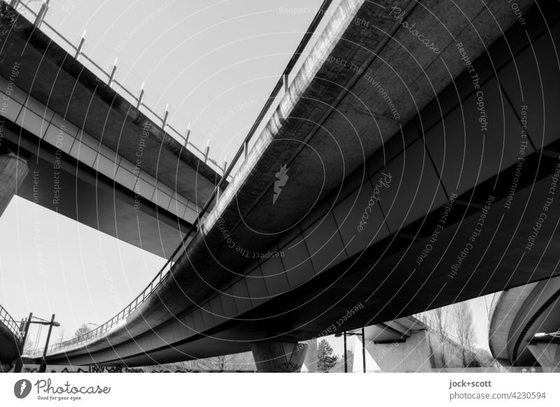 Stadtautobahn kreuz und quer Brücke Wolkenloser Himmel Brückenkonstruktion Architektur Verkehrswege Kontrast Bauwerk Autobahn Strukturen & Formen Symmetrie