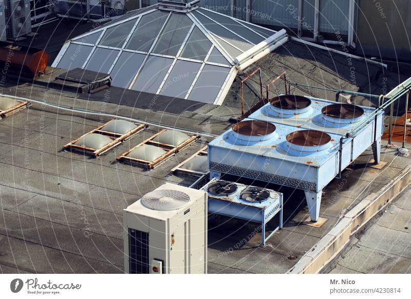 da steht ein Herd aufm Dach Luftwärmepumpe nachhaltig modern Wohnhaus Energiegewinnung Wärmegewinnung heizen Haus umweltfreundlich Luft-Wasser-Wärmepumpe
