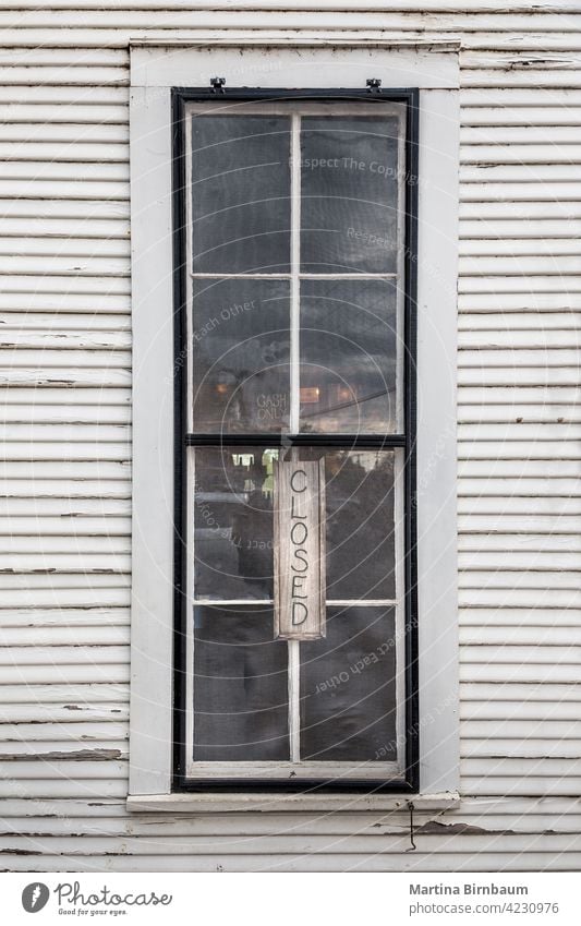 Altes Schaufenster mit einem geschlossenen Schild in einem Fenster in Texas Antiquität Grunge Laden Zeichen Business Werkstatt Glas erhängen altehrwürdig