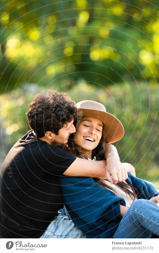 junges Paar, das sich im Park liebt schön Freund lässig heiter Tag Familie Frau Spaß Fröhlichkeit Glück Lachen Freizeit Lifestyle Liebe männlich Mann Natur