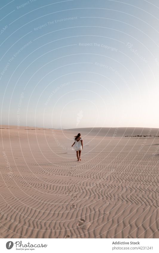 Unerkennbarer Reisender, der in der Wüste auf Sand läuft Tourist Spaziergang wüst Ausflug Urlaub Natur Düne Himmel Frau reisen idyllisch schlendern Sommer