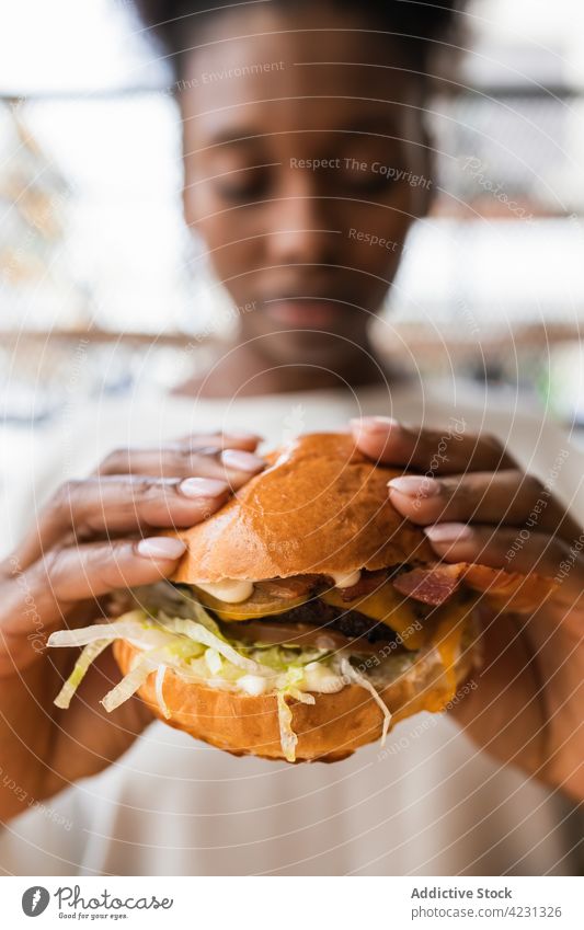 Crop schwarze Frau essen appetitlich Hamburger Burger genießen hungrig lecker Fastfood Junk Food geschmackvoll Appetit & Hunger ungesund Kalorie Trödel